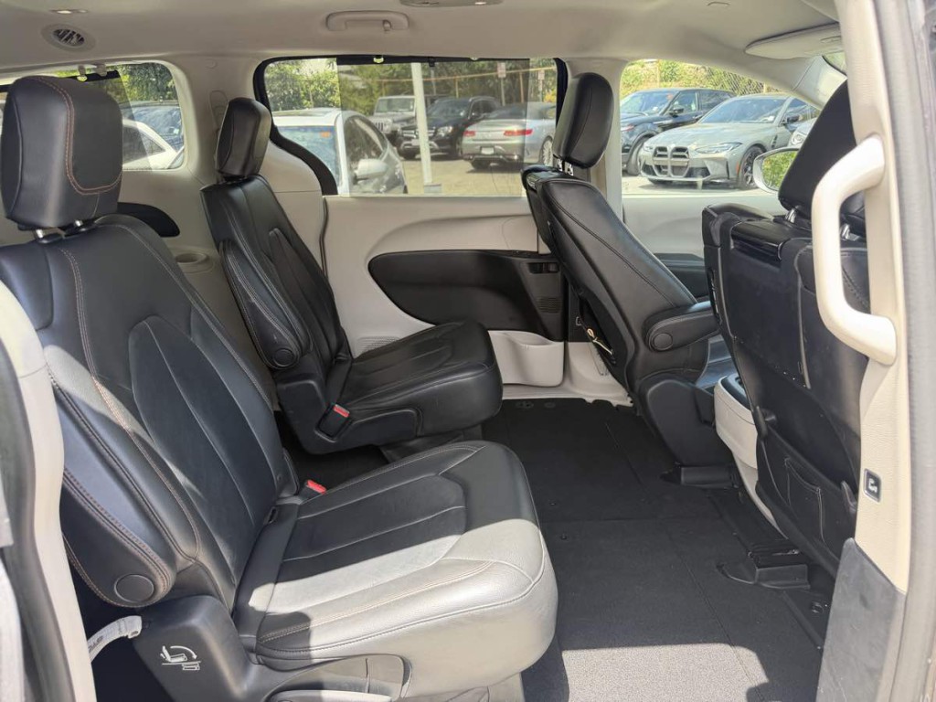 2017 Chrysler Pacifica Image 13