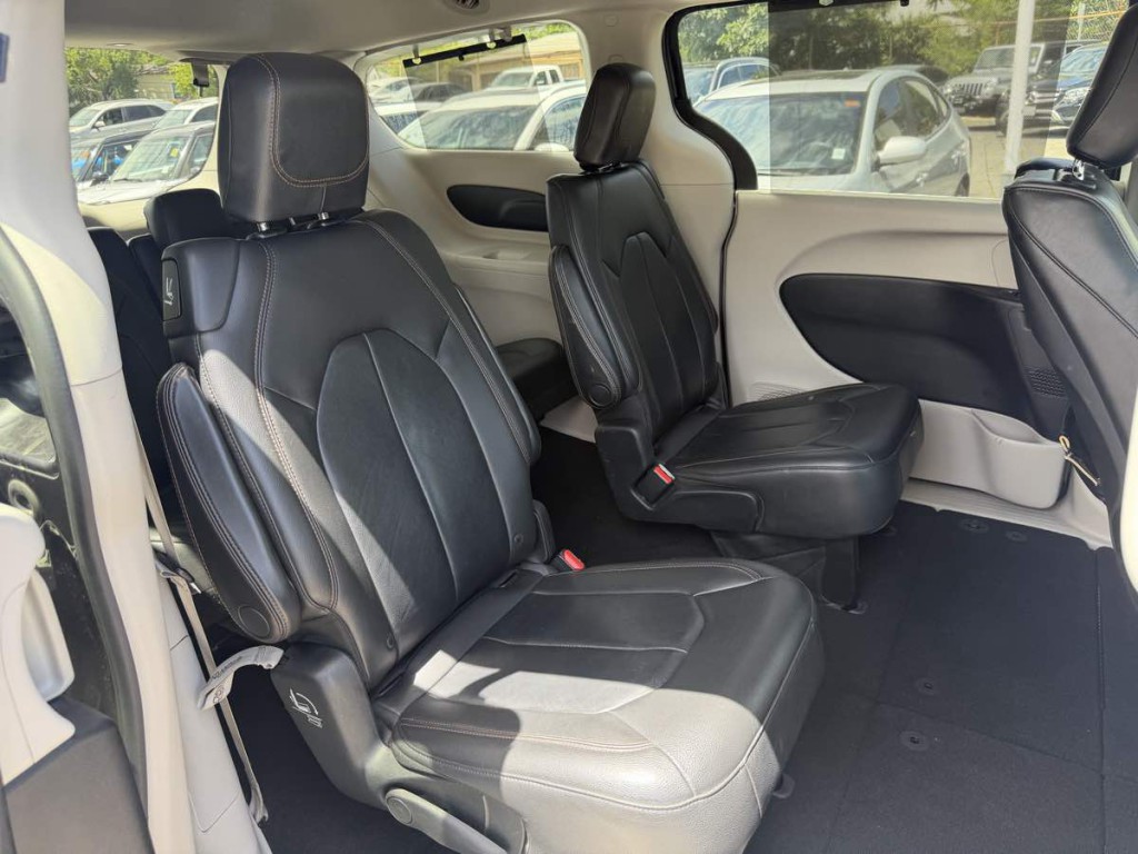 2017 Chrysler Pacifica Image 15