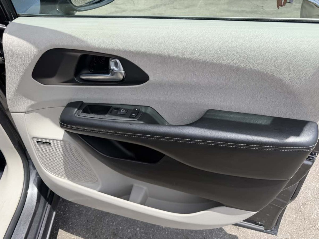 2017 Chrysler Pacifica Image 16