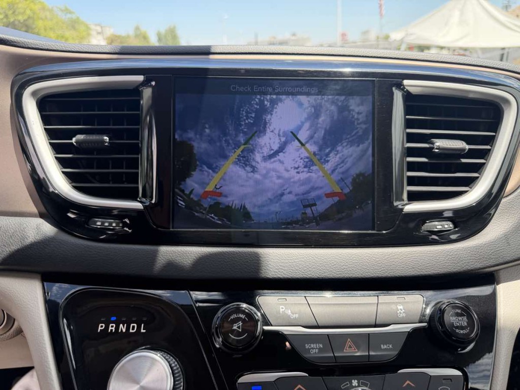 2017 Chrysler Pacifica Image 18
