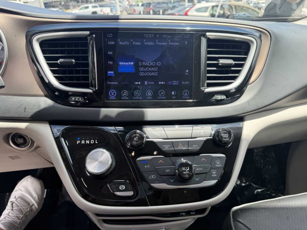 2017 Chrysler Pacifica Image 19