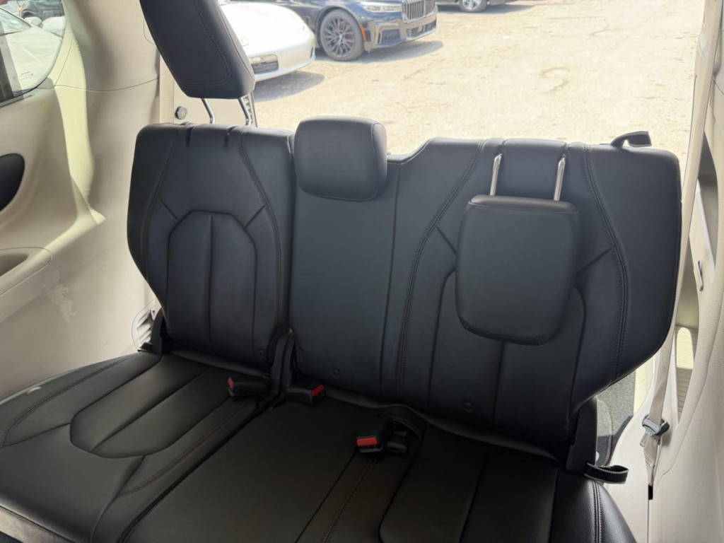 2017 Chrysler Pacifica Image 21
