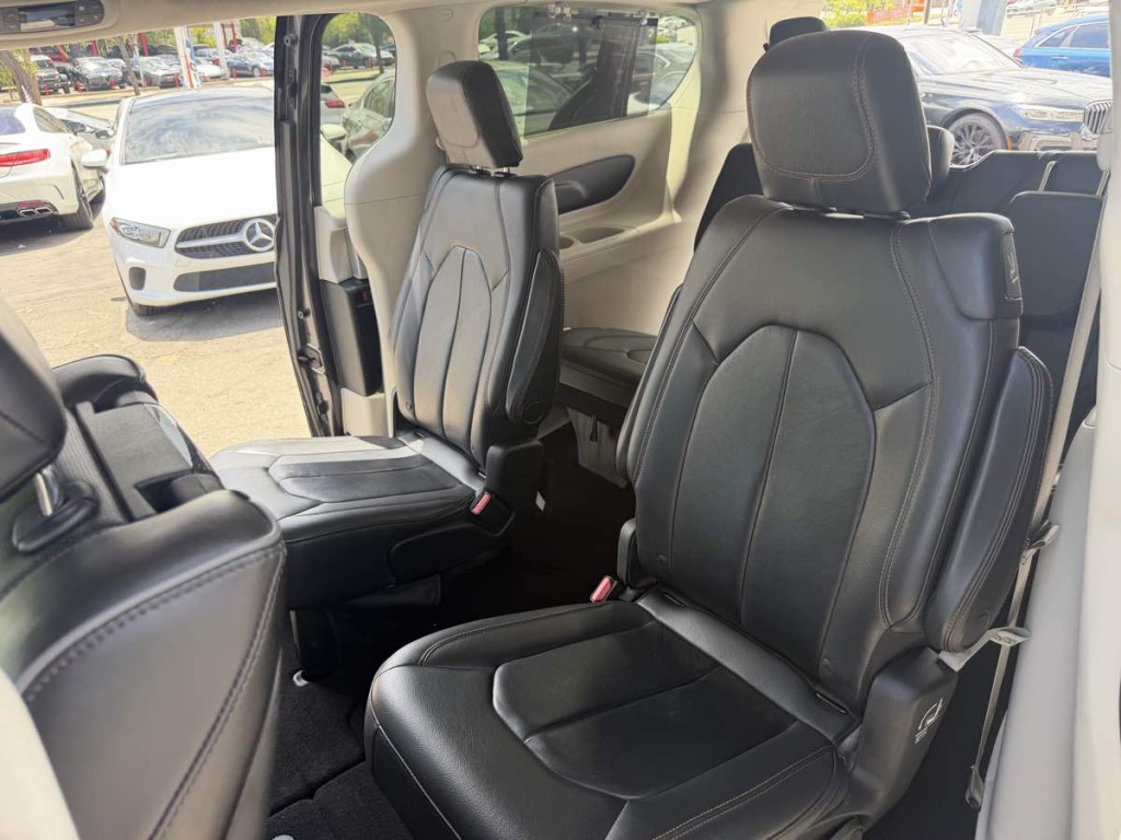 2017 Chrysler Pacifica Image 22