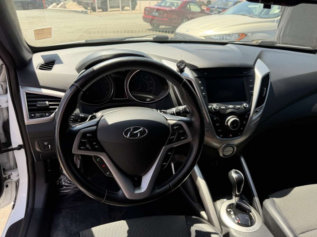 2016 Hyundai Veloster Image 11