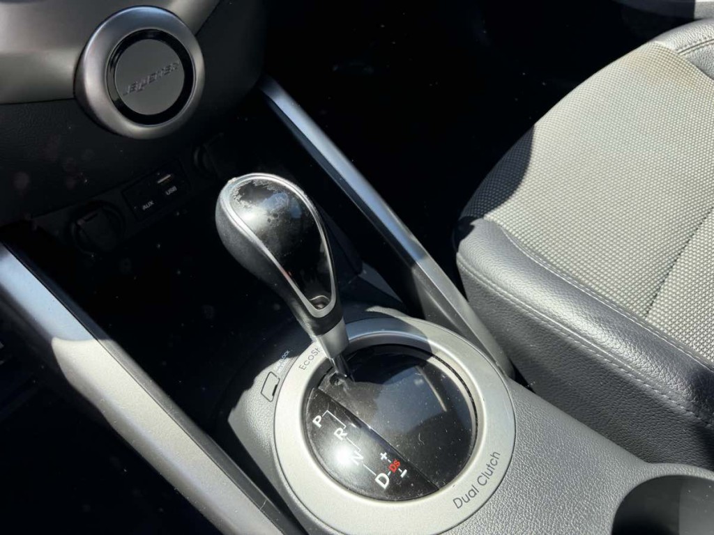 2016 Hyundai Veloster Image 15