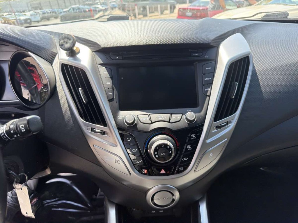 2016 Hyundai Veloster Image 16