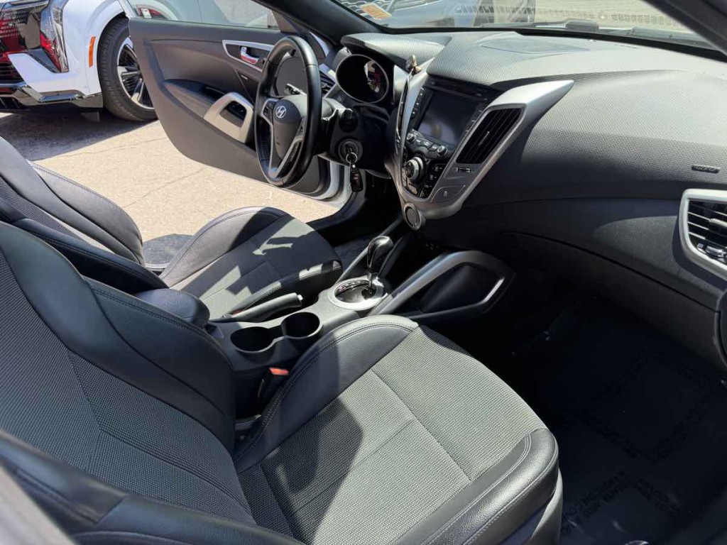 2016 Hyundai Veloster Image 17