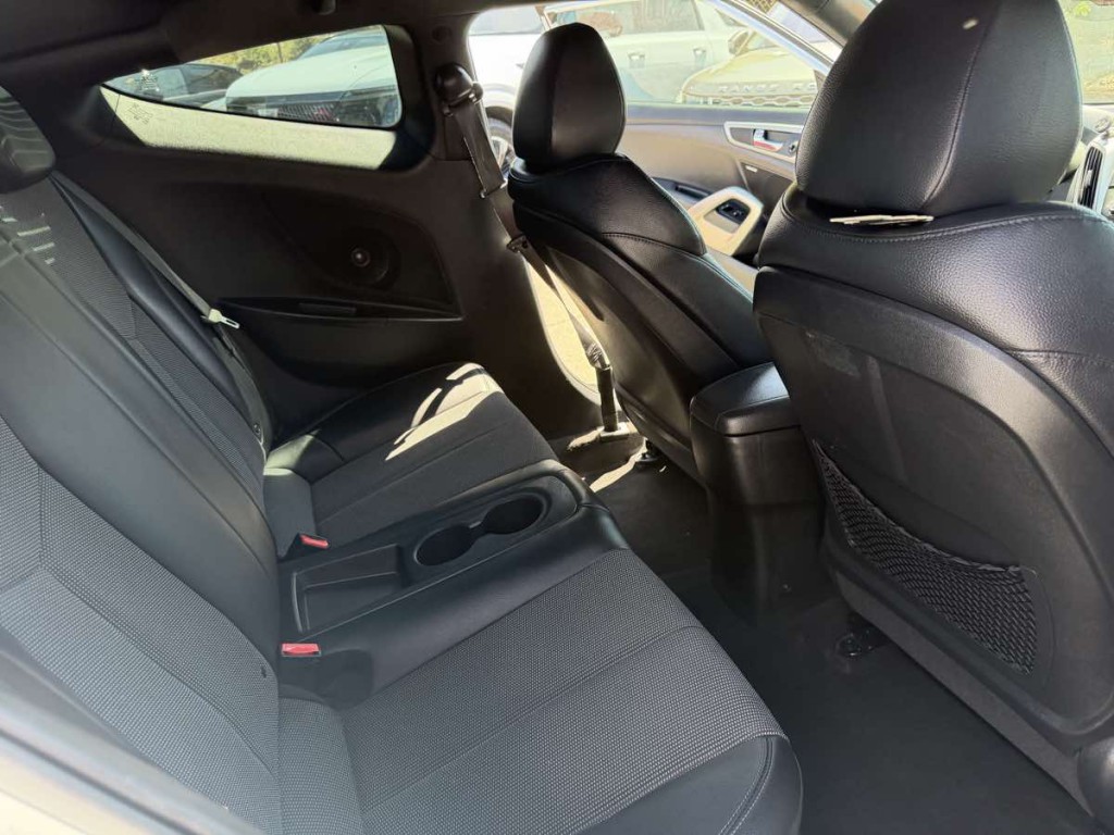 2016 Hyundai Veloster Image 24