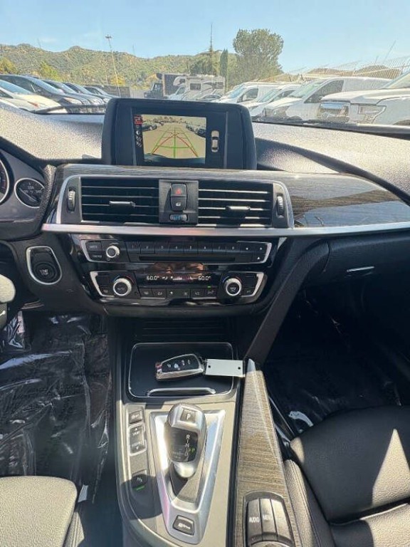 2017 BMW 3 Series Image 12