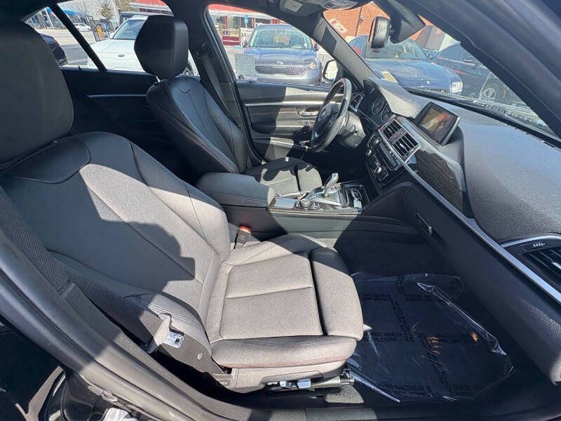 2017 BMW 3 Series Image 16