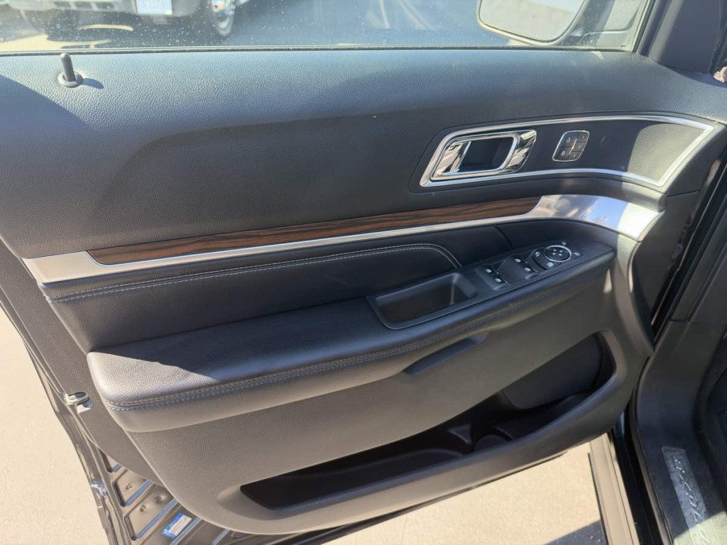 2016 Ford Explorer Image 9