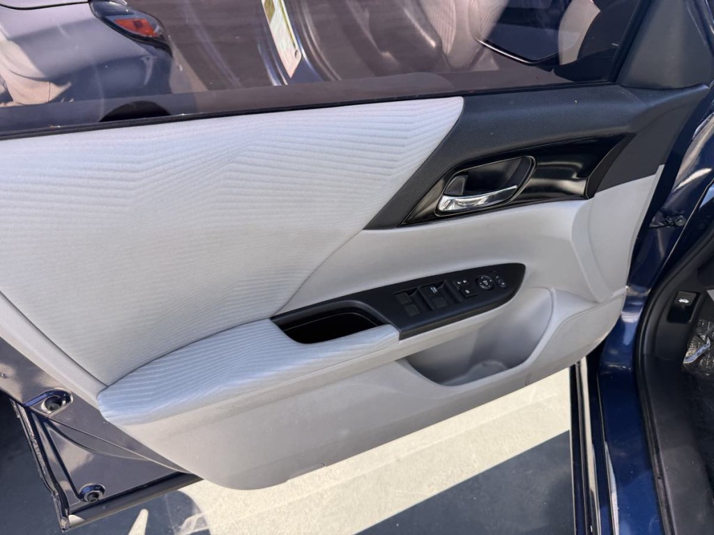 2017 Honda Accord Image 15