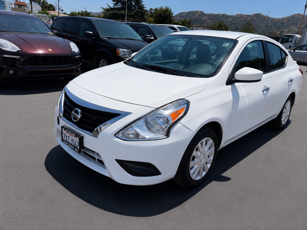 2017 Nissan Versa Image 3
