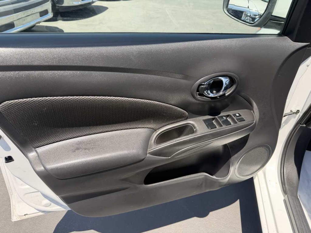 2017 Nissan Versa Image 7