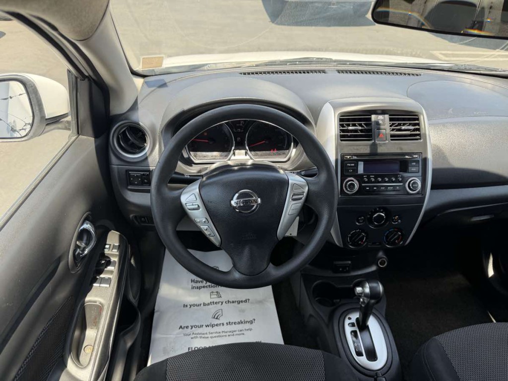 2017 Nissan Versa Image 9