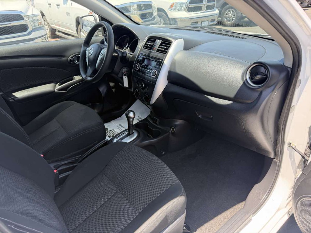 2017 Nissan Versa Image 12