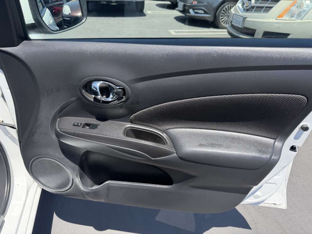 2017 Nissan Versa Image 13