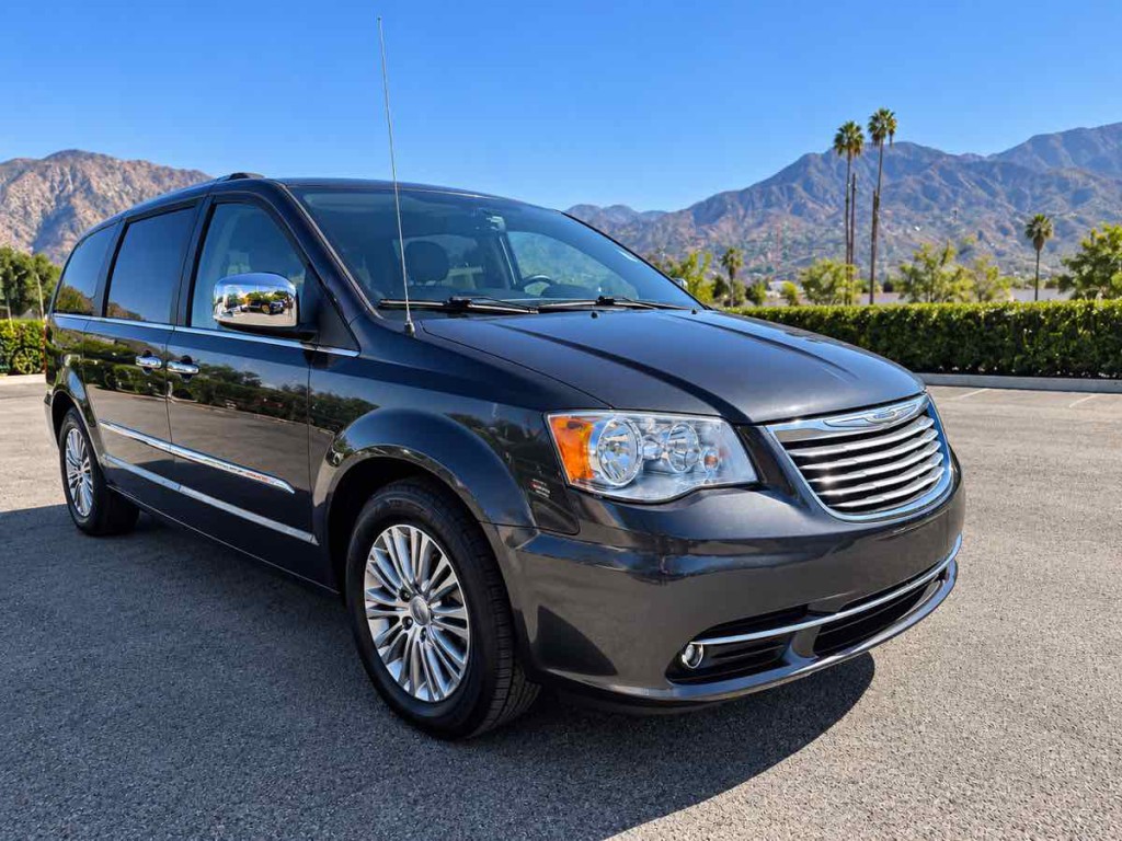 2013 Chrysler Town & Country Image 1