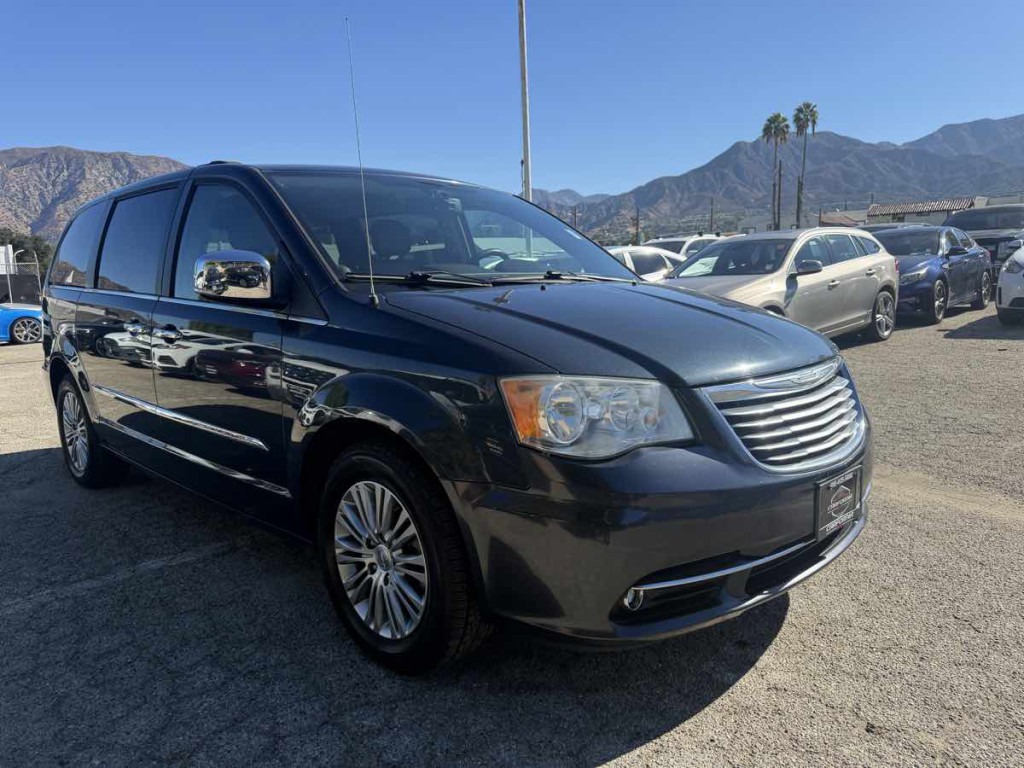 2013 Chrysler Town & Country Image 2
