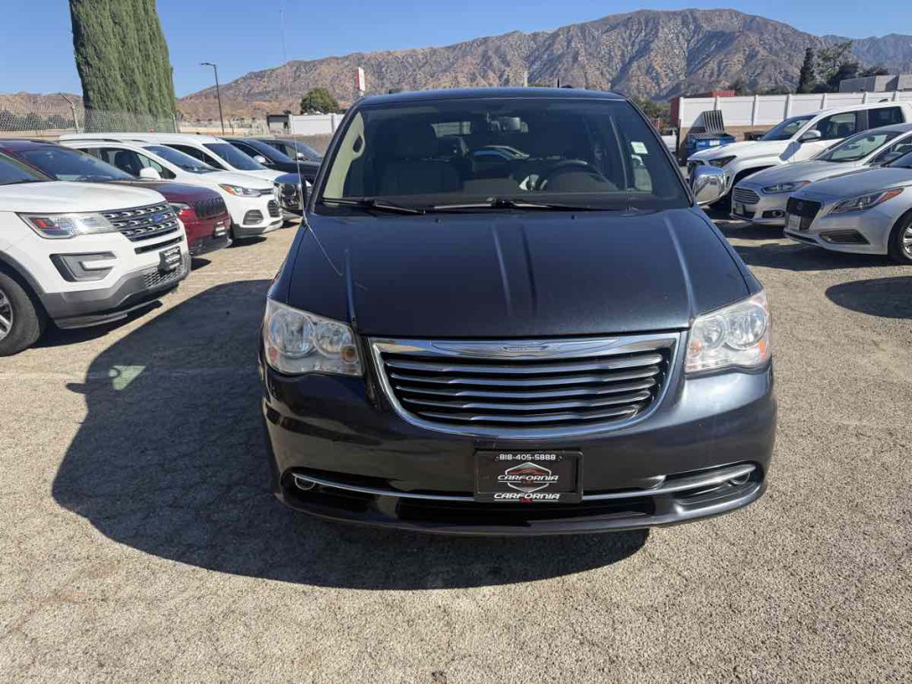 2013 Chrysler Town & Country Image 3