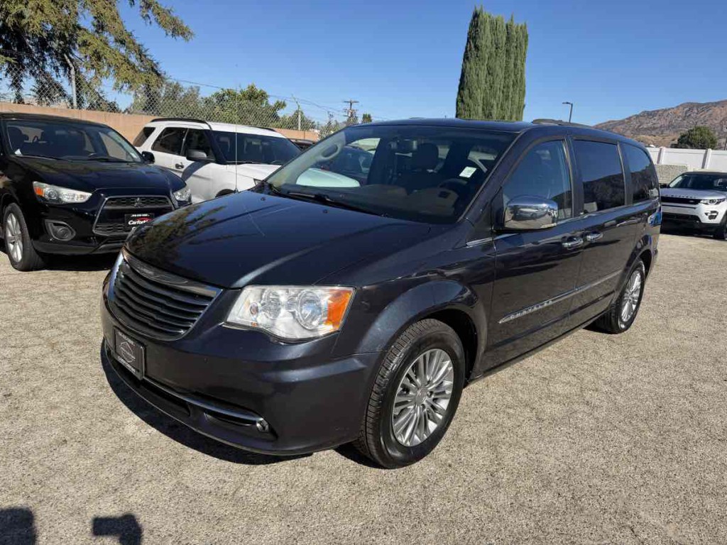 2013 Chrysler Town & Country Image 4