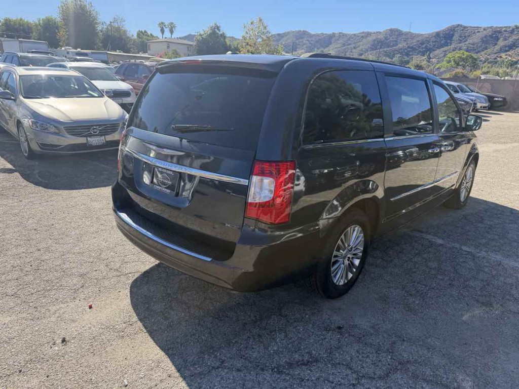 2013 Chrysler Town & Country Image 5