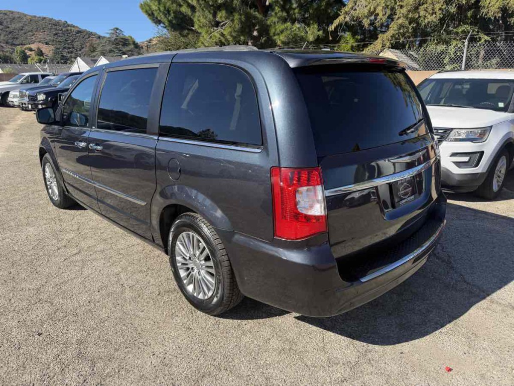 2013 Chrysler Town & Country Image 7