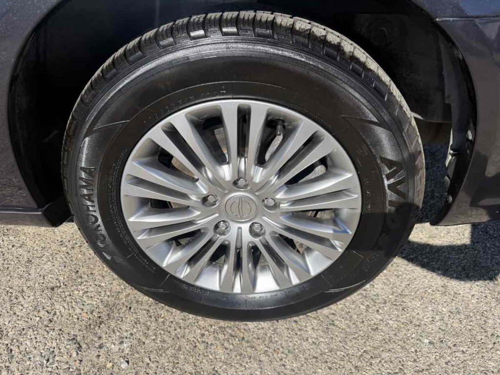 2013 Chrysler Town & Country Image 8