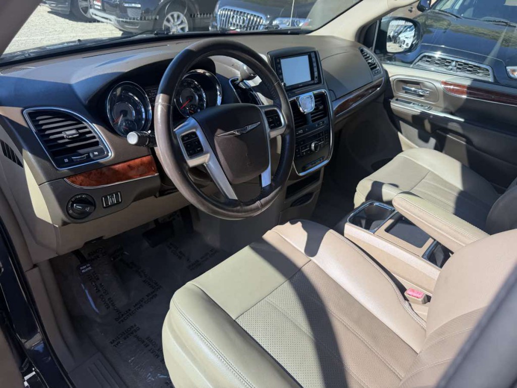 2013 Chrysler Town & Country Image 10