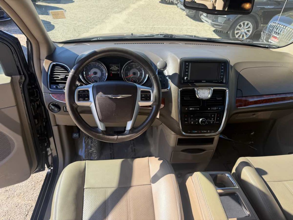 2013 Chrysler Town & Country Image 11