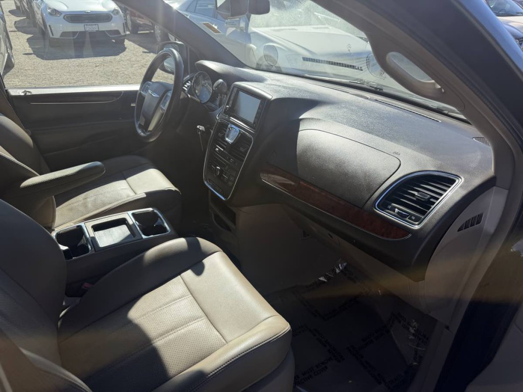 2013 Chrysler Town & Country Image 15