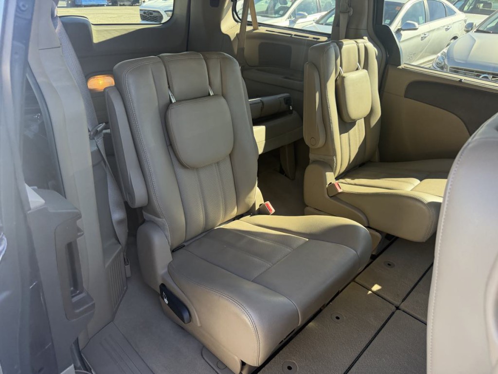 2013 Chrysler Town & Country Image 17
