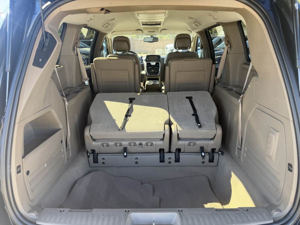 2013 Chrysler Town & Country Image 18