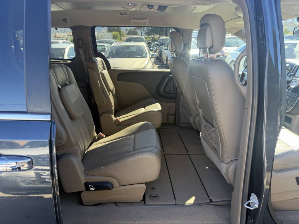 2013 Chrysler Town & Country Image 20