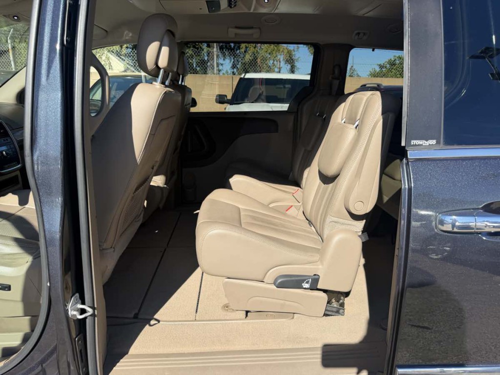2013 Chrysler Town & Country Image 21