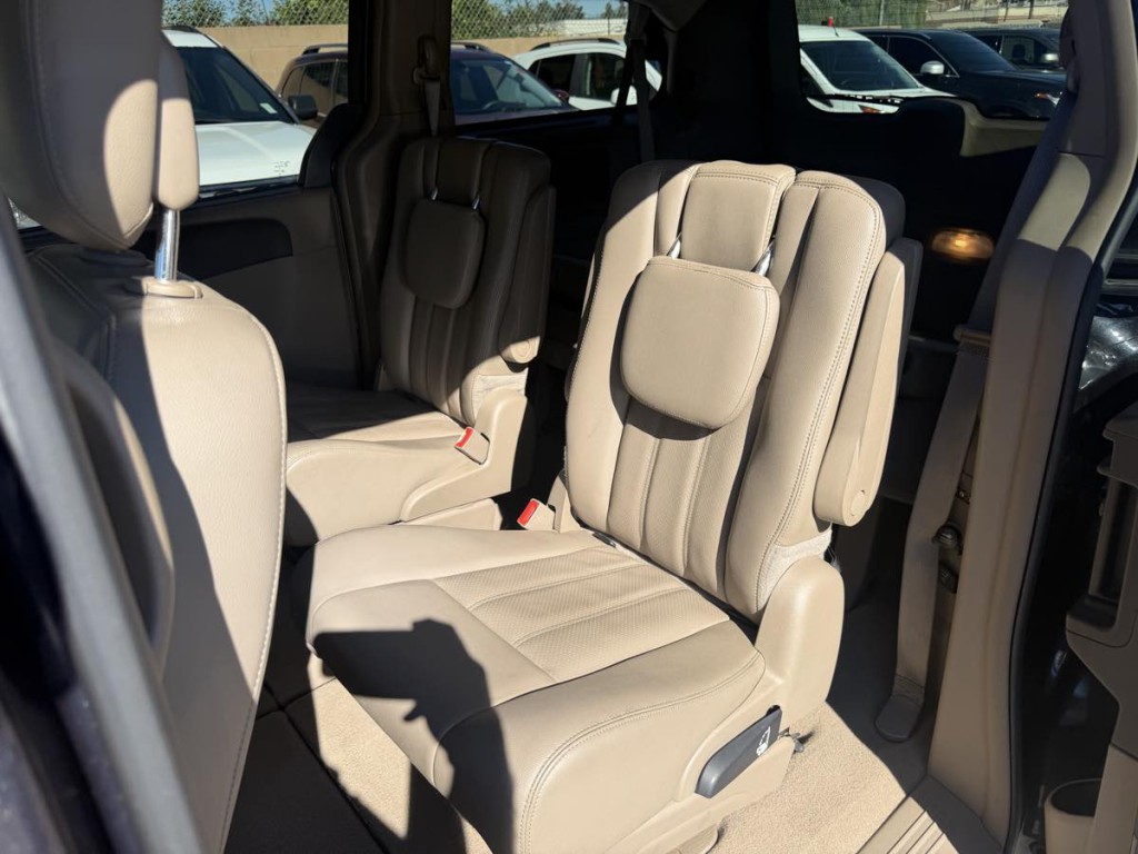 2013 Chrysler Town & Country Image 22