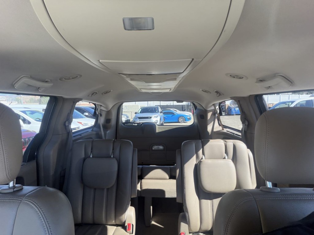 2013 Chrysler Town & Country Image 26
