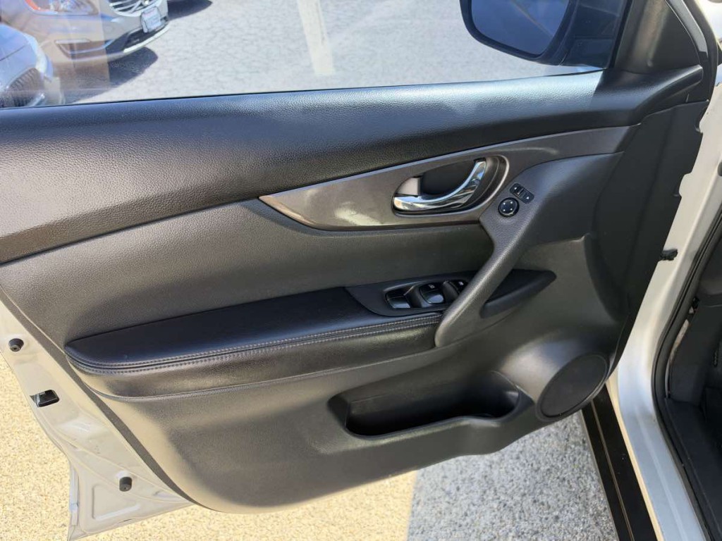2016 Nissan Rogue Image 9