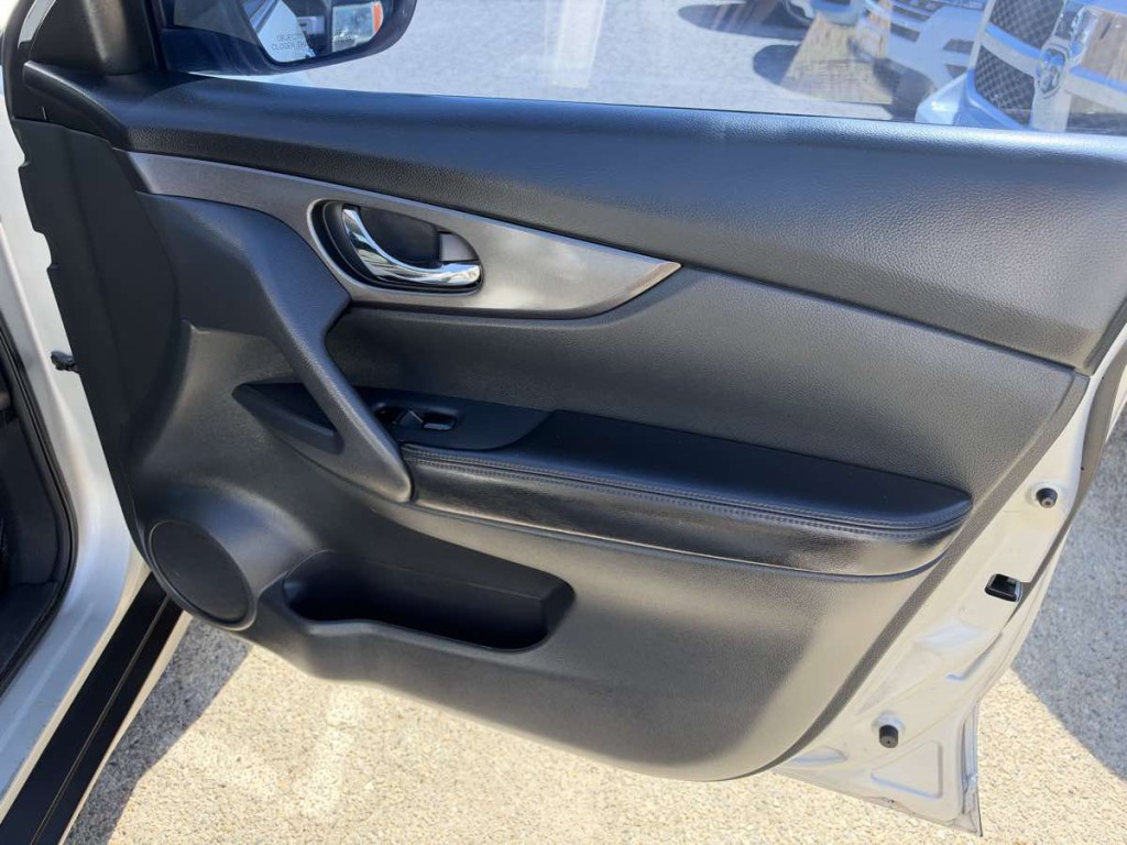 2016 Nissan Rogue Image 18