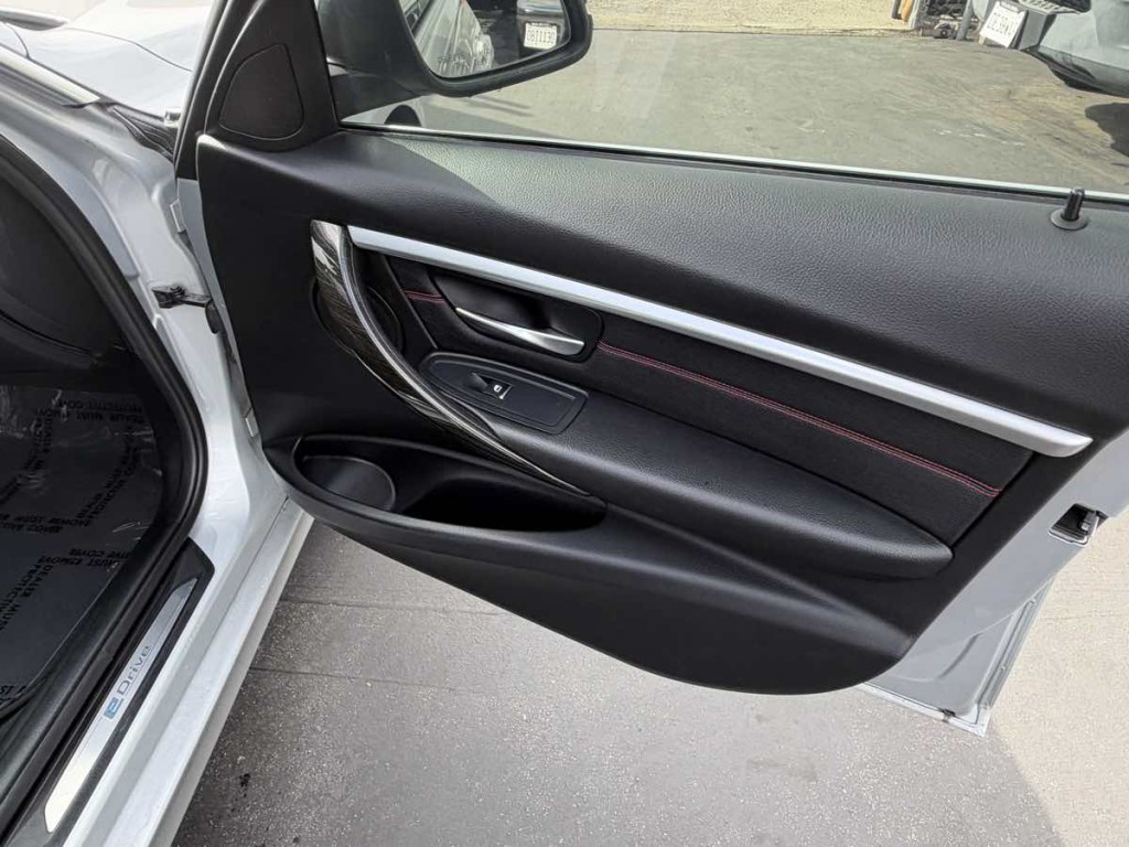2017 BMW 3 Series Image 11