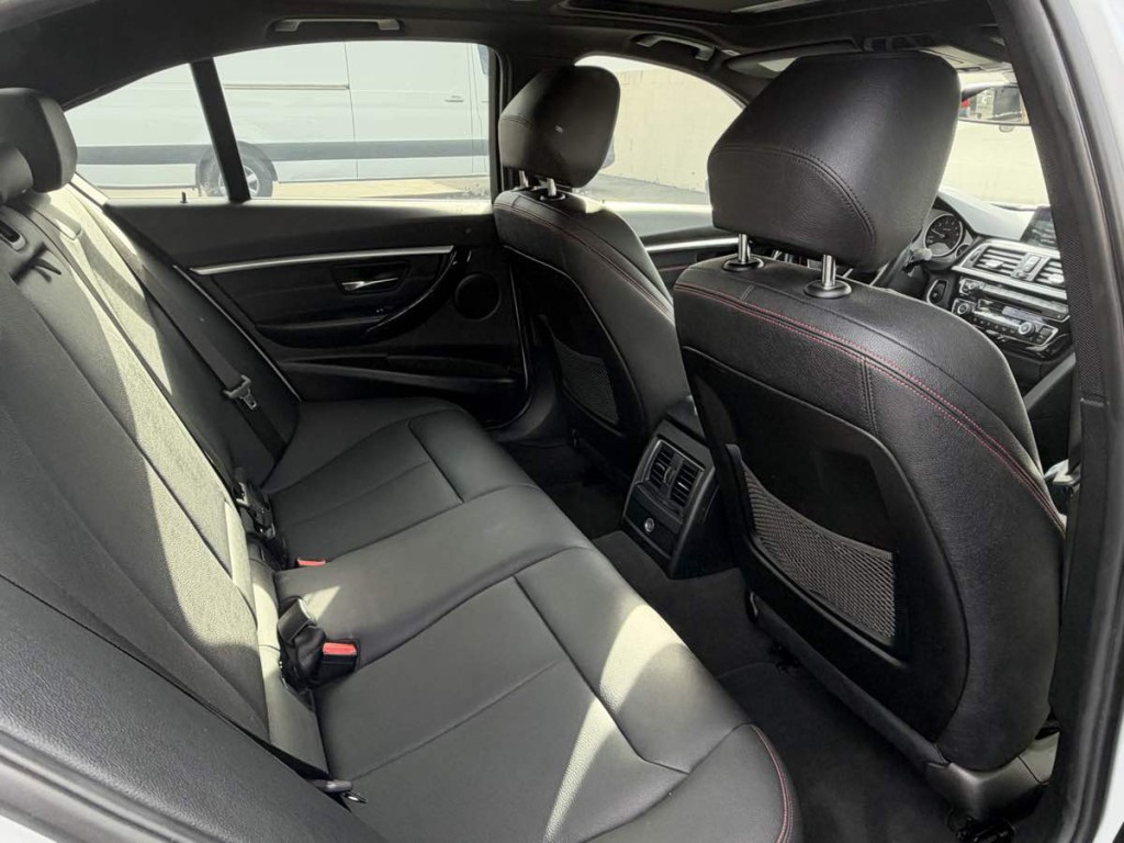2017 BMW 3 Series Image 12