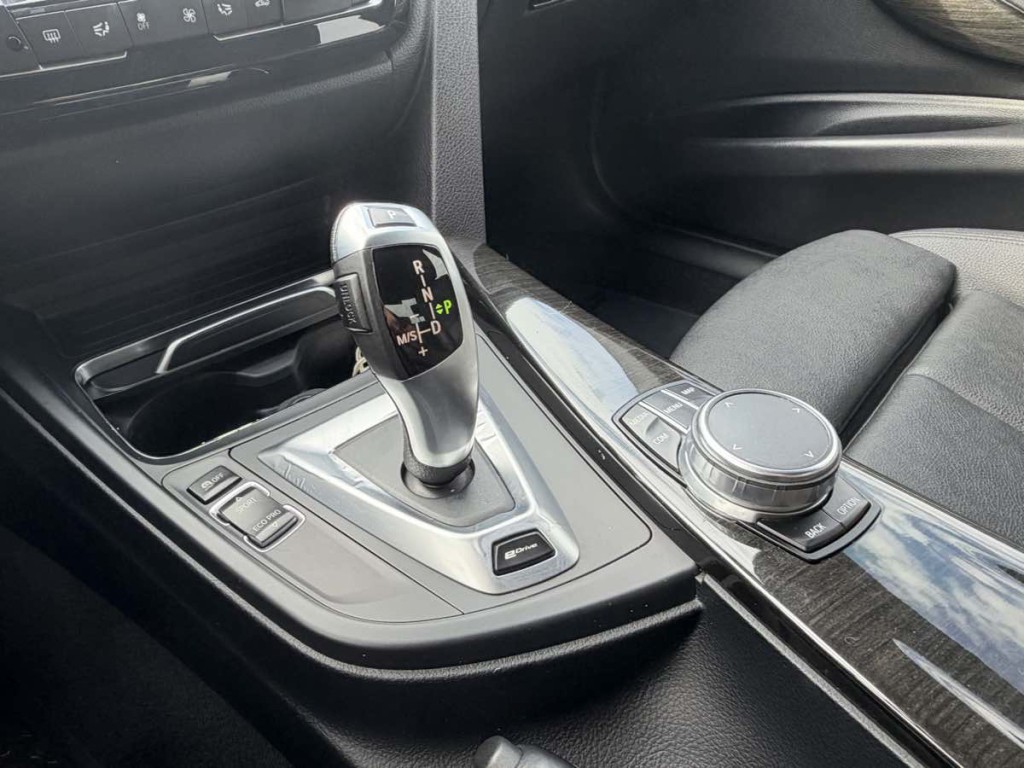 2017 BMW 3 Series Image 22