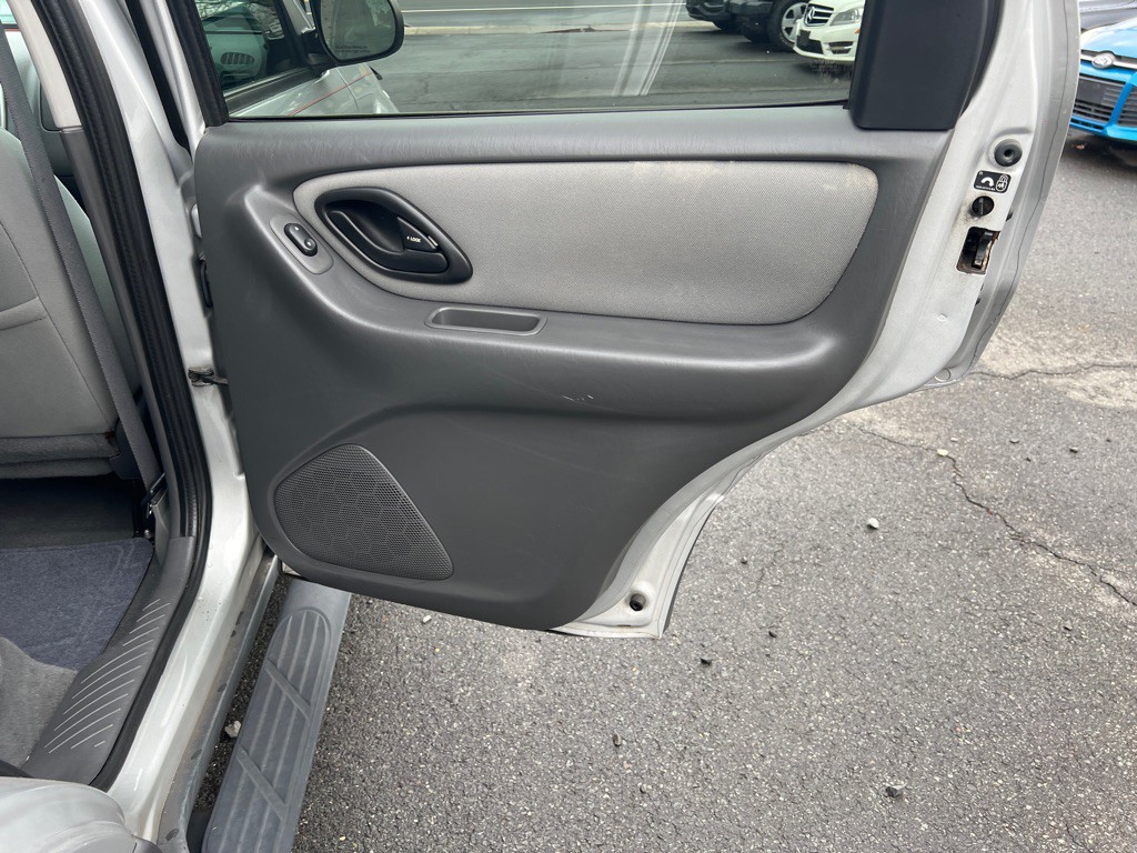 2005 Ford Escape Image 16