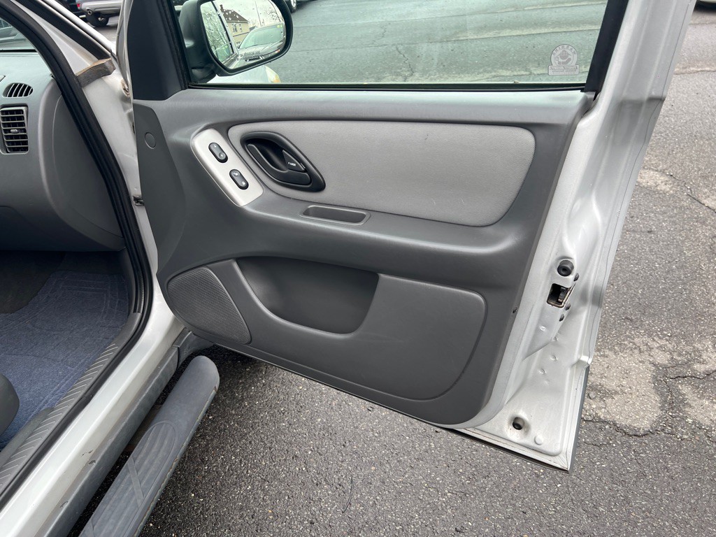 2005 Ford Escape Image 18