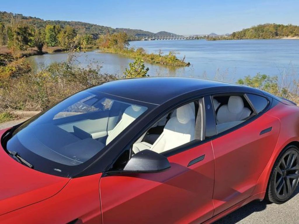 2022 Tesla Model S Image 8
