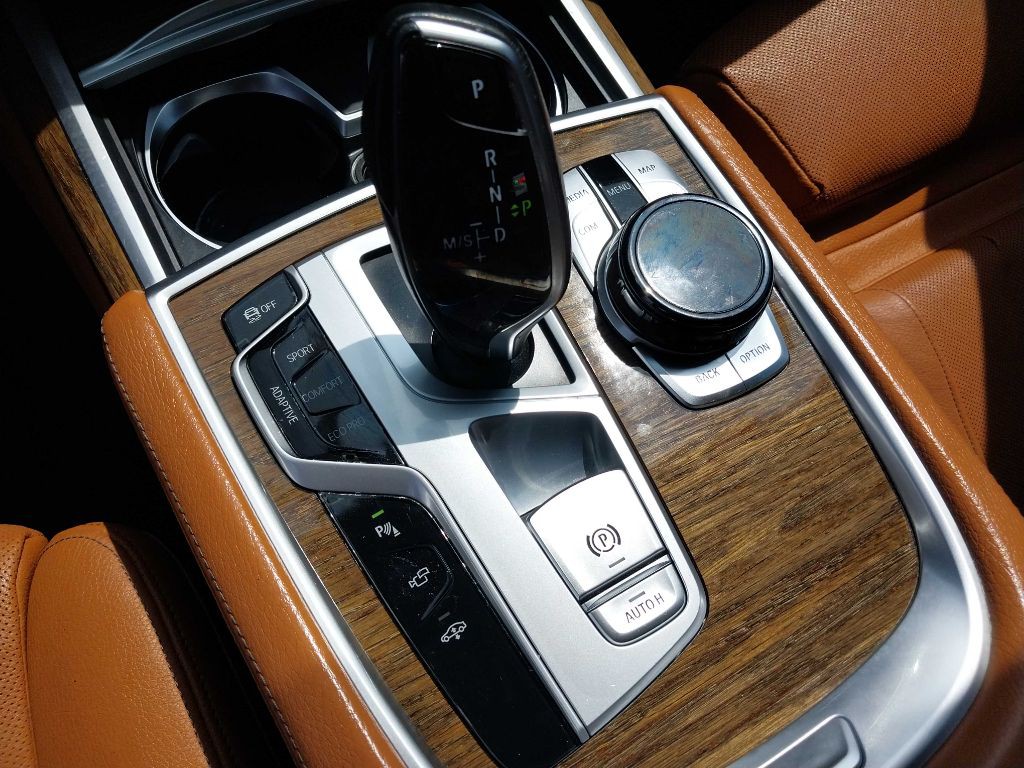 2017 BMW 7 Series Image 23