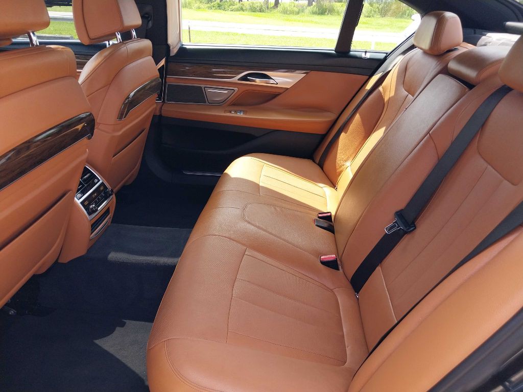 2017 BMW 7 Series Image 27