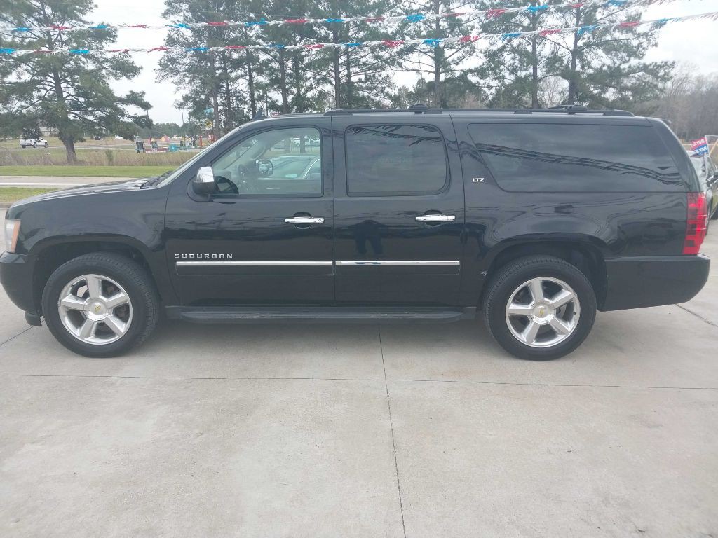 2011 Chevrolet Suburban Image 2