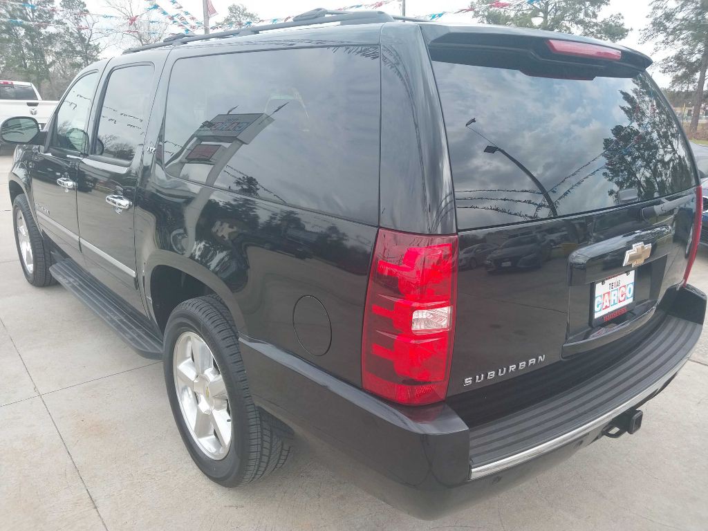 2011 Chevrolet Suburban Image 3