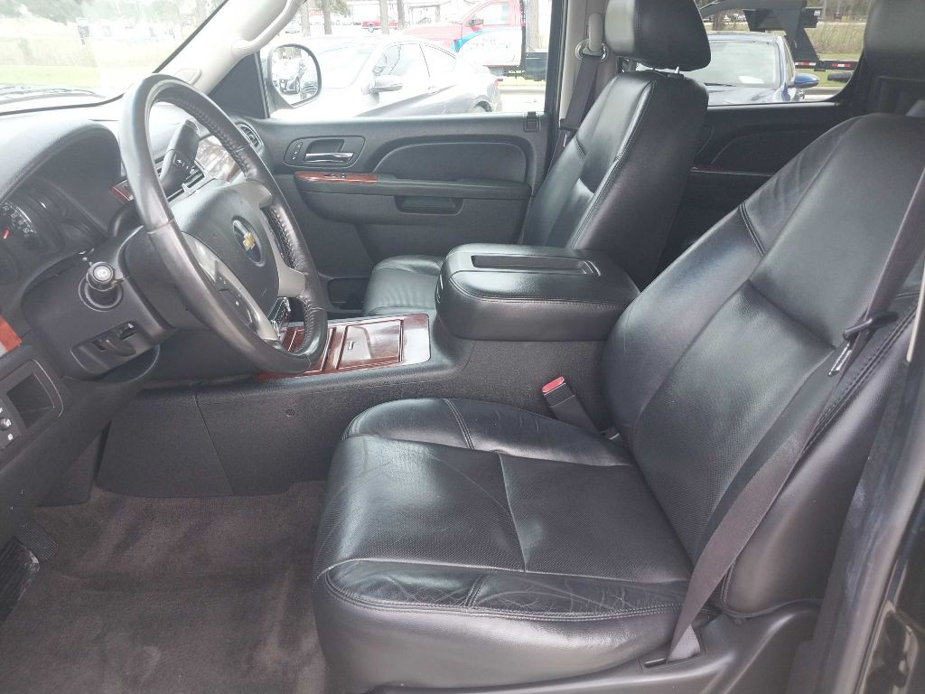 2011 Chevrolet Suburban Image 13